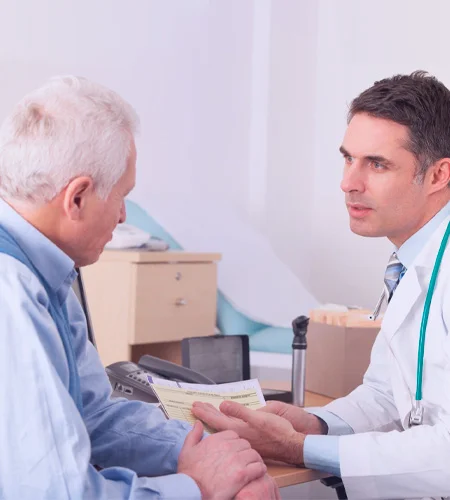 Пожилой мужчина на приеме